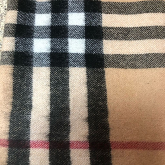 BURBERRY Wide Check Cashmere Scarf, Archive Beige - Unisex, NWT - Picture 5 of 5